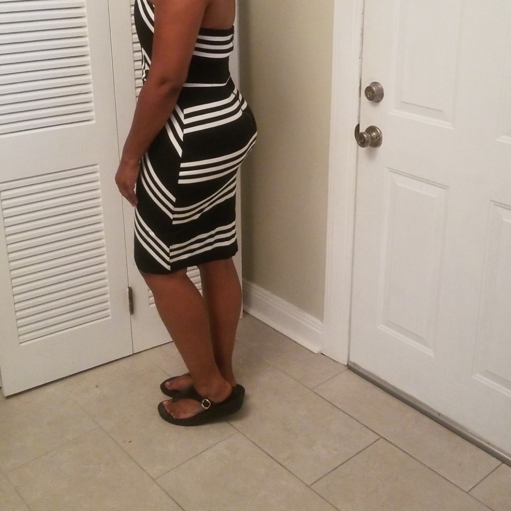 Strapless dress with deep v, boned necklinedress - Picture 3 of 6
